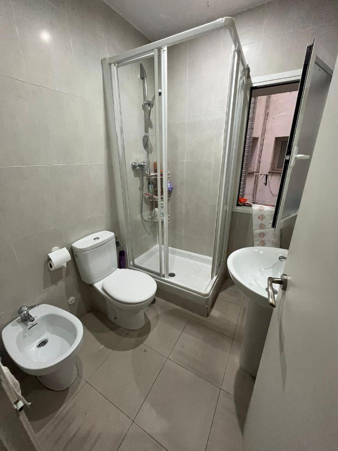 Habitacion Matrimonial En Piso Compartido En El Centro De Madrid Apartment Exterior photo